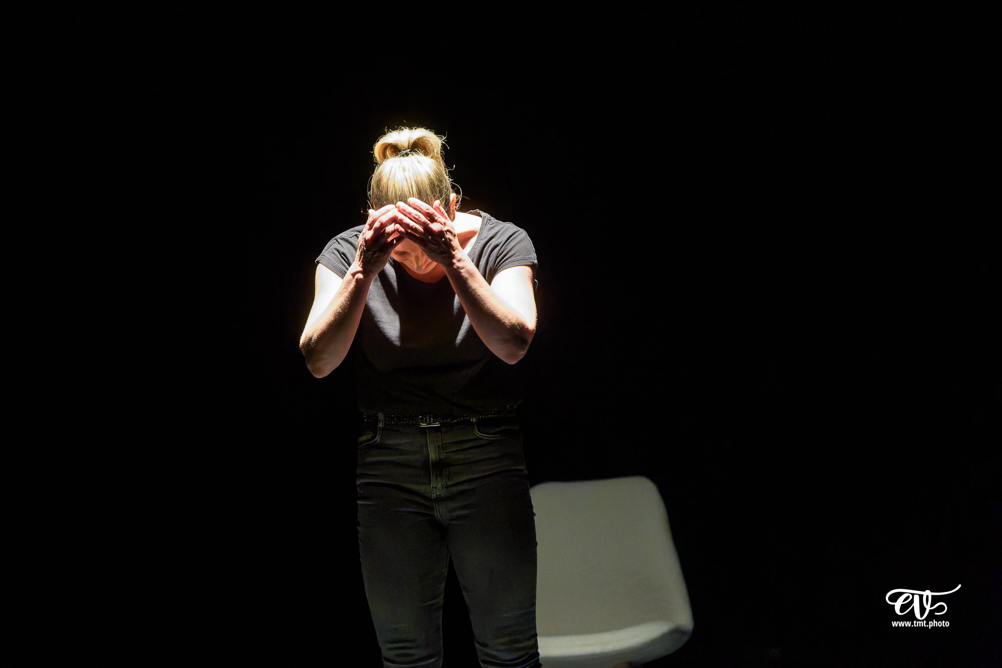 LES CHATOUILLES OU LA DANSE DE LA COLÈRE (ANDRÉA BESCOND)